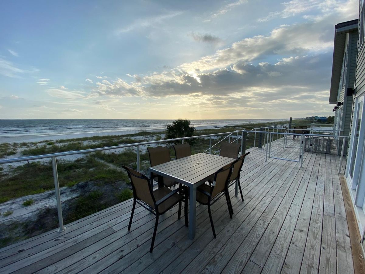 Aunt Bonnies Heaven beachfront deck